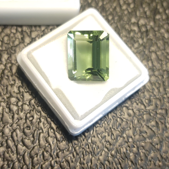 Moldavite Emerald Cut 10.15 Ct - Picture 5 of 7